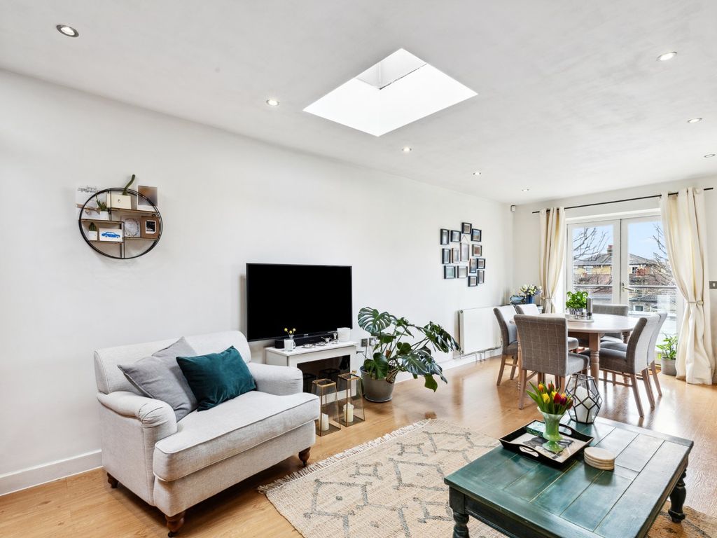 2 bed flat for sale in Balham Grove, London SW12, £650,000