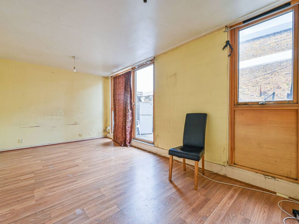 3 bed flat for sale in Aytoun Road SW9, Stockwell, London,, £360,000