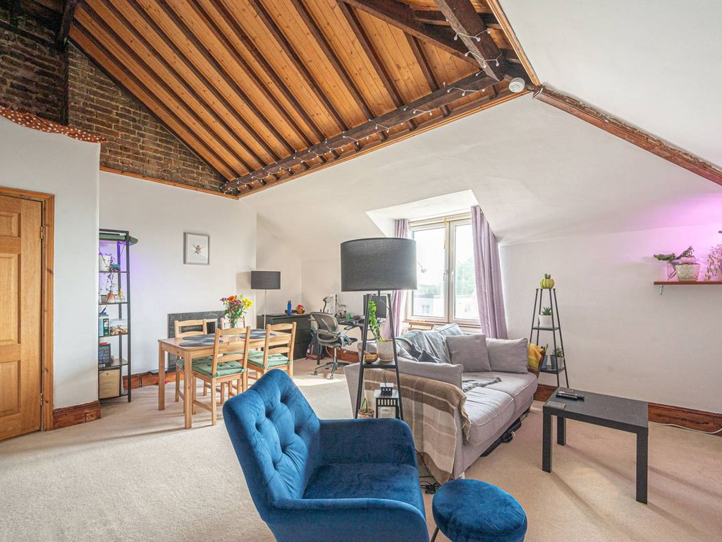 2 bed flat for sale in High Street, High Barnet, Barnet EN5, £450,000