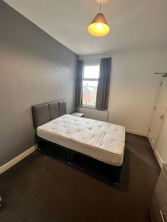 Room to rent in Burton Avenue, Doncaster DN4, £520 pcm