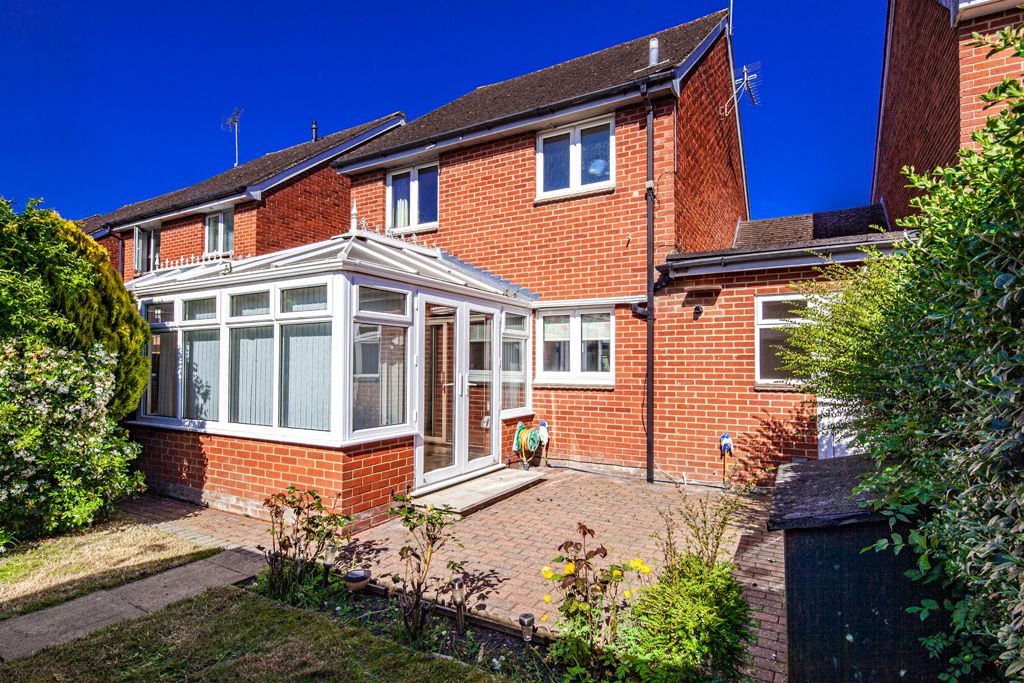 3 bed property for sale in 15 Bensgrove Close, Woodcote RG8, £425,000