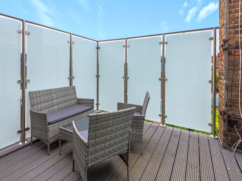 1 bed flat for sale in Shinfield Street, London W12, £375,000