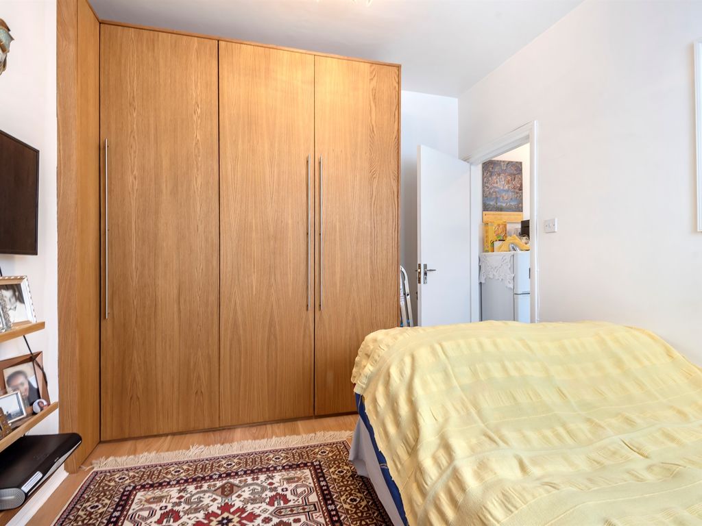 1 bed flat for sale in Shinfield Street, London W12, £375,000