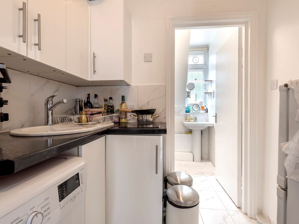 1 bed flat for sale in Shinfield Street, London W12, £375,000