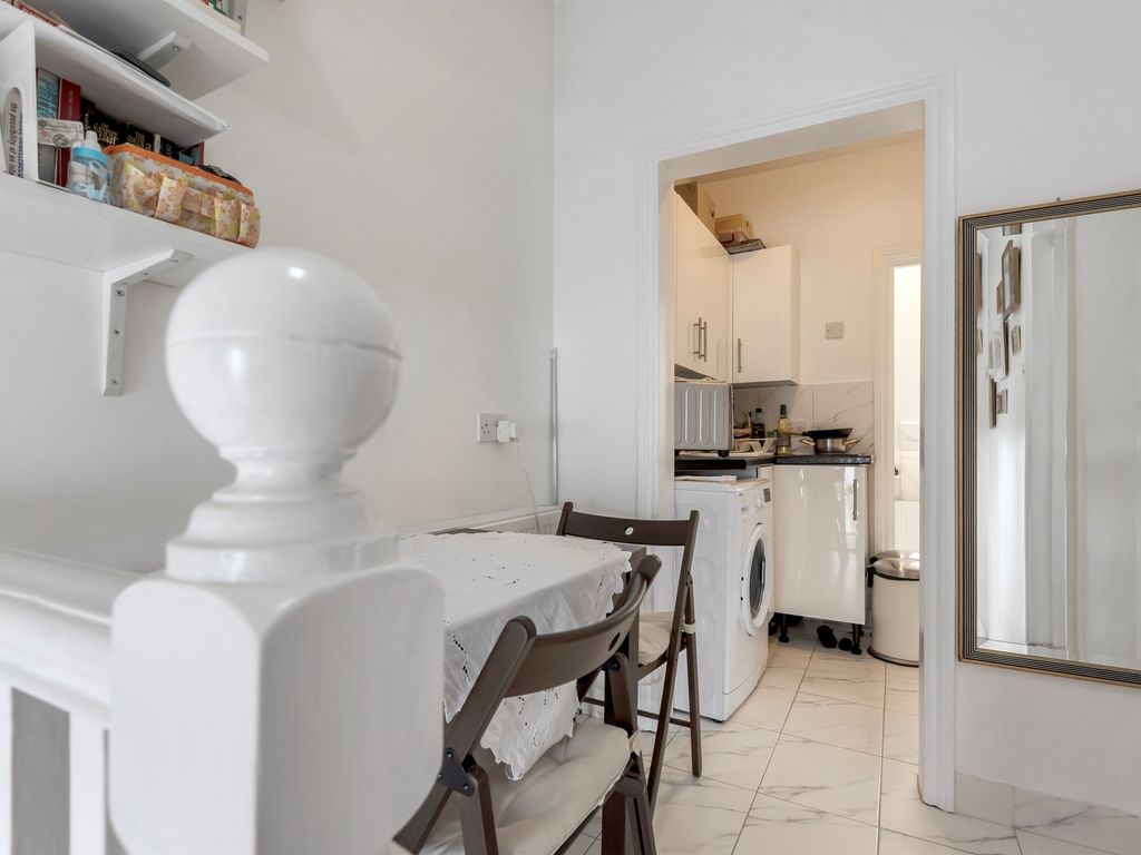 1 bed flat for sale in Shinfield Street, London W12, £375,000