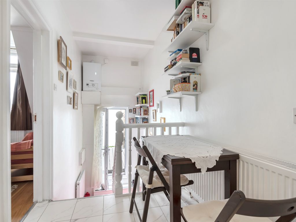 1 bed flat for sale in Shinfield Street, London W12, £375,000