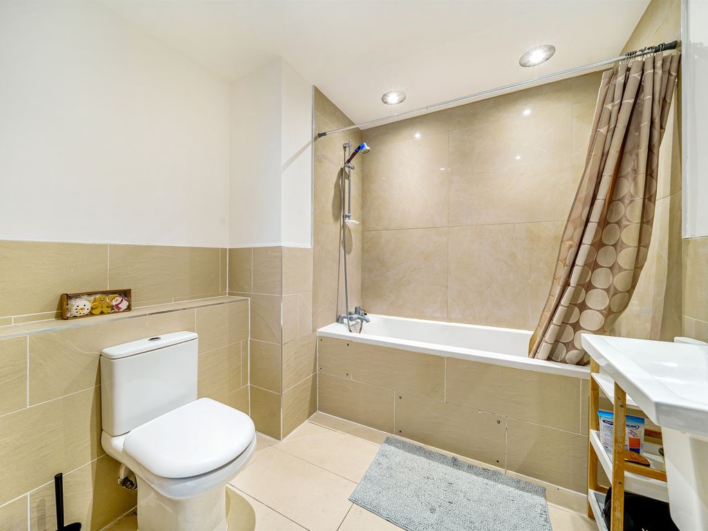 3 bed penthouse for sale in Hillcrest Road, London W5, £630,000