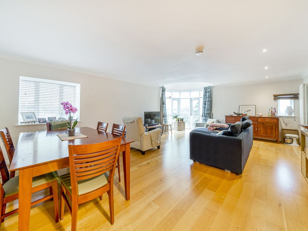 3 bed penthouse for sale in Hillcrest Road, London W5, £630,000