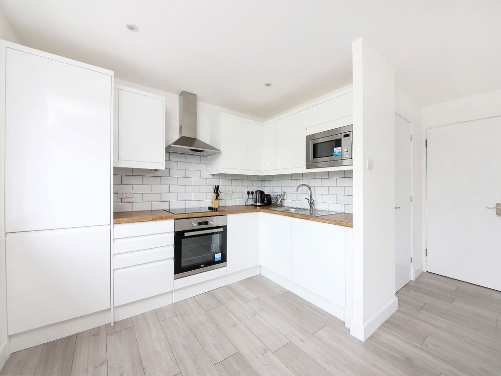 1 bed flat to rent in Lewisham Way, London, Greater London SE4, £1,350 pcm