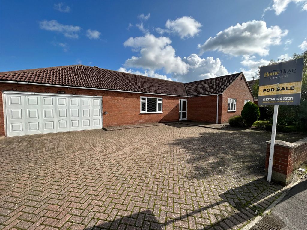 4 bed bungalow for sale in Beacon Way, Skegness PE25, £350,000