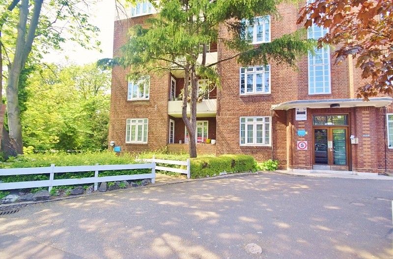 3 bed flat for sale in North Circular Road, London NW11, £525,000