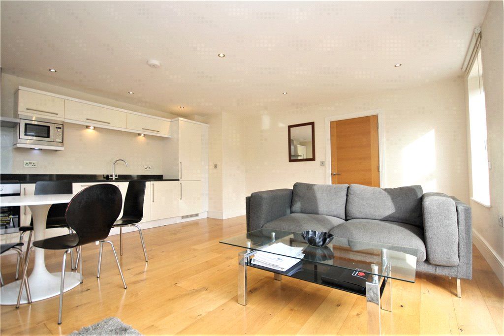 1 bed flat for sale in Chiswick High Road, London W4, £450,000