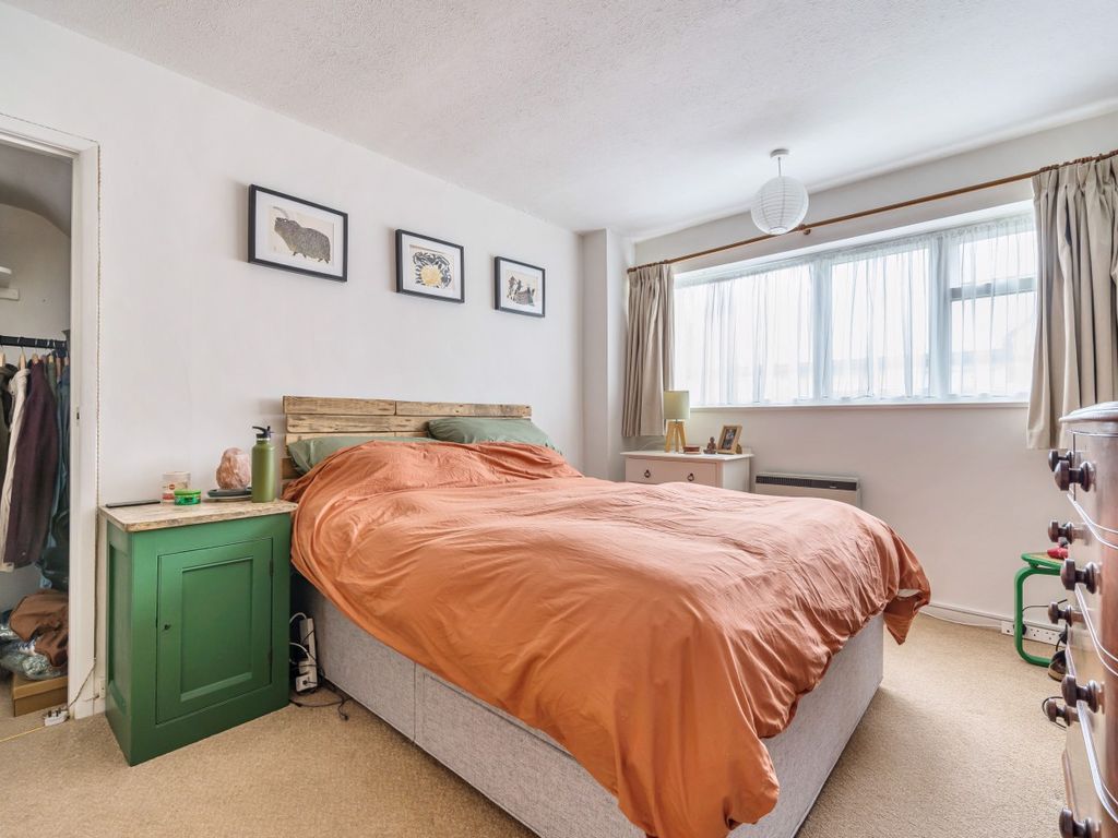 2 bed flat for sale in Winton Court, Winton Road, Petersfield, Hampshire GU32, £250,000