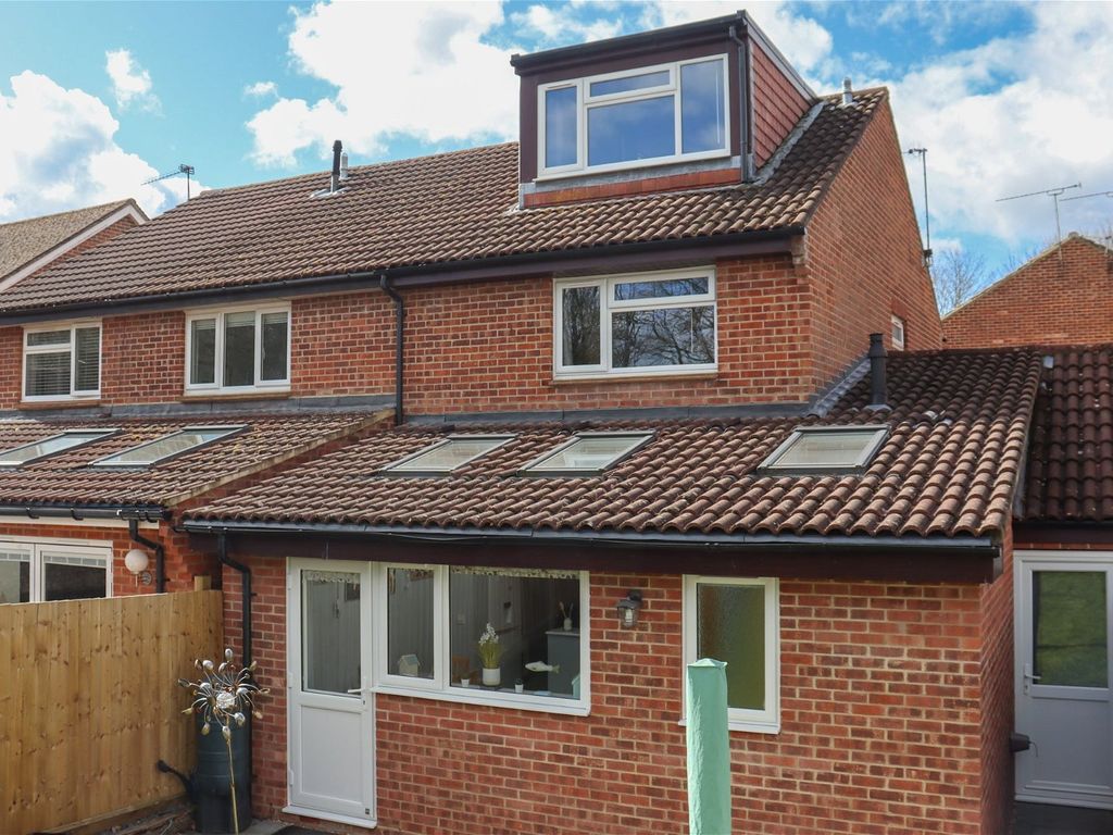 3 bed semi-detached house for sale in Appledown Close, Alresford SO24, £389,950