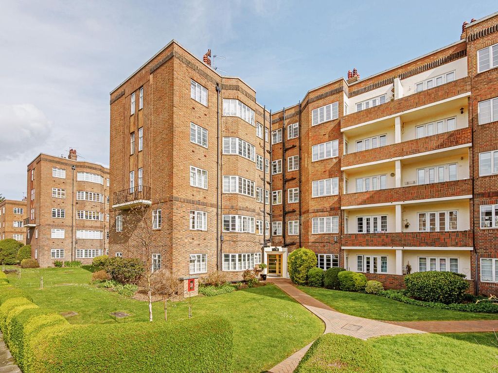 2 bed flat for sale in Chiswick Village, London W4, £395,000