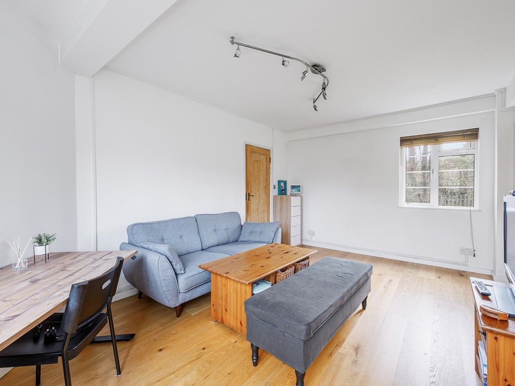 2 bed flat for sale in Chiswick Village, London W4, £395,000