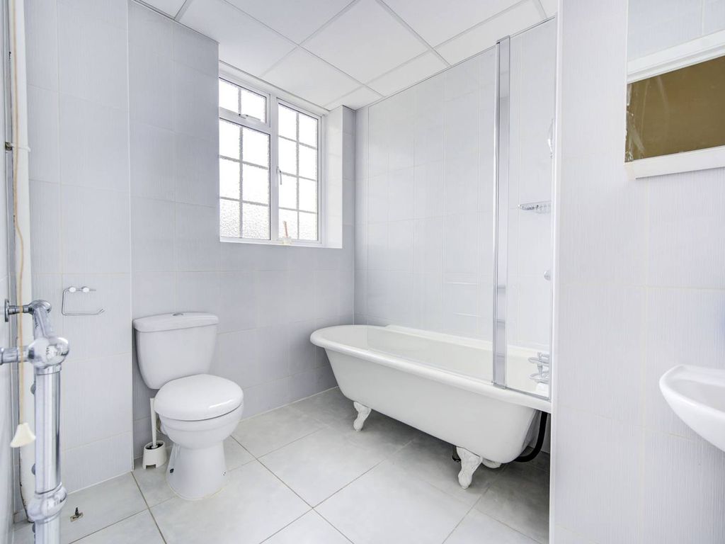 2 bed flat for sale in Kensington High Street, High Street Kensington, London W14, £900,000