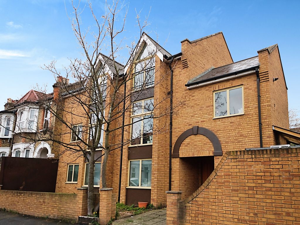 2 bed flat for sale in Huxley Road, Leyton E10, £340,000