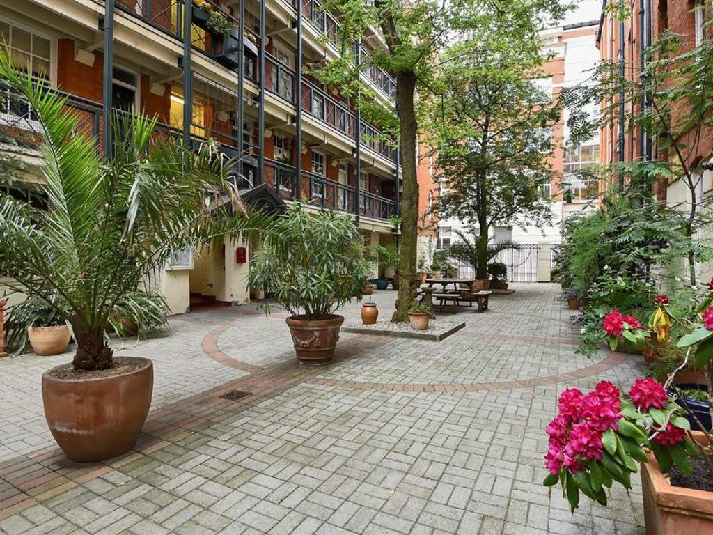 1 bed flat for sale in Martlett Court, London WC2B, £500,000