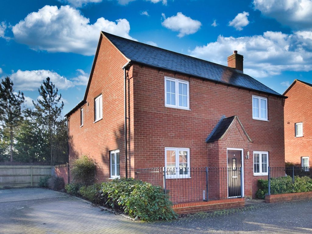 4 bed detached house for sale in Silk Close, Buckingham MK18, £525,000