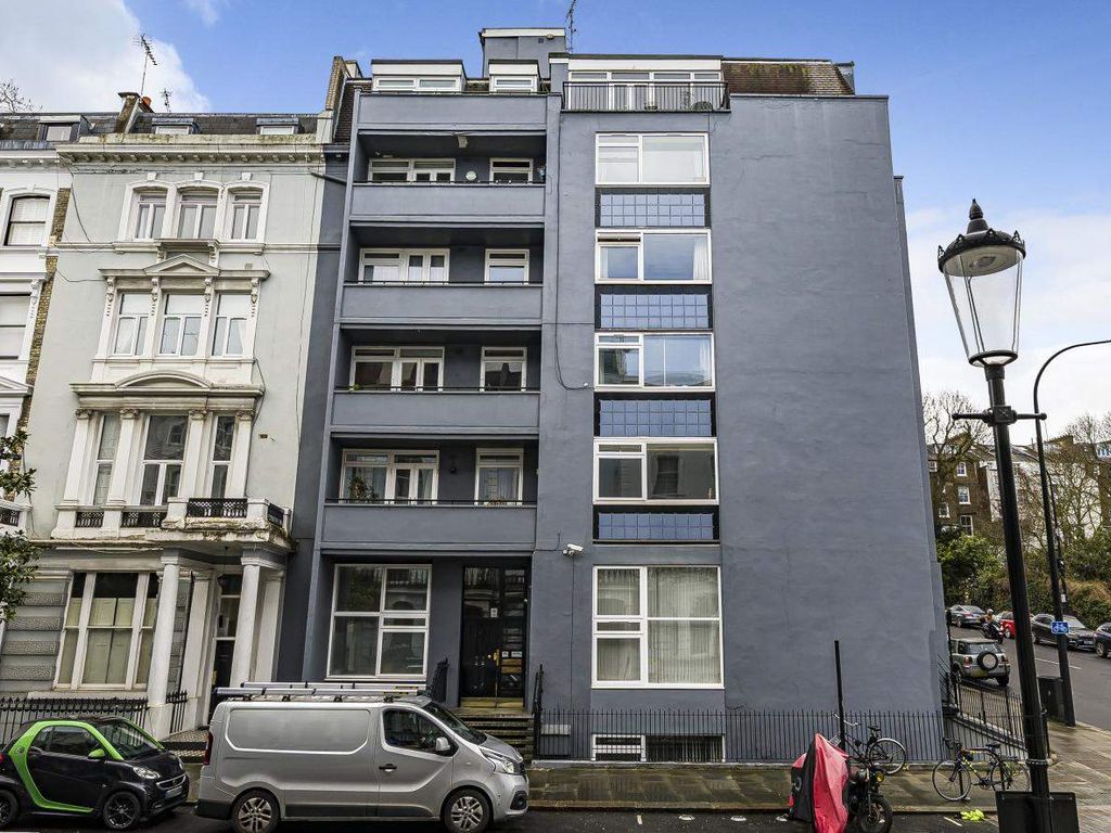 2 bed flat for sale in Arundel Gardens, London W11, £800,000