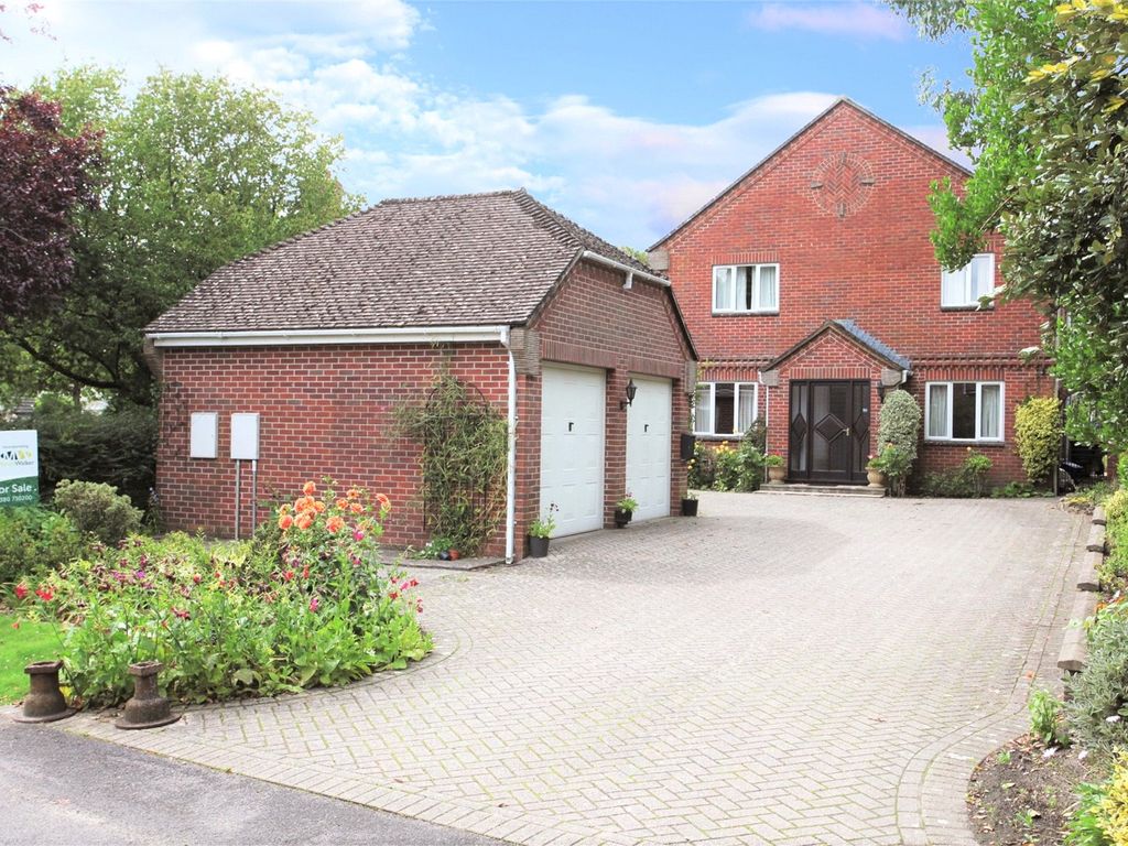 4 bed detached house for sale in The Fairway, Devizes, Wiltshire SN10, £750,000