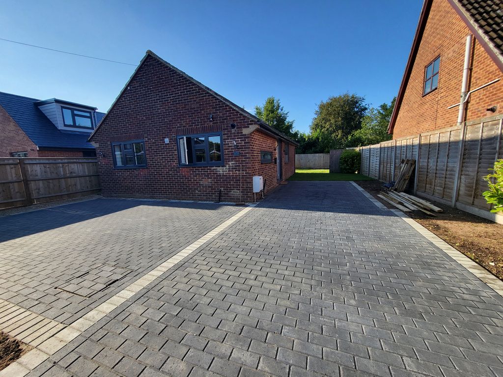 3 bed bungalow for sale in School Road, Durrington, Salisbury SP4, £400,000