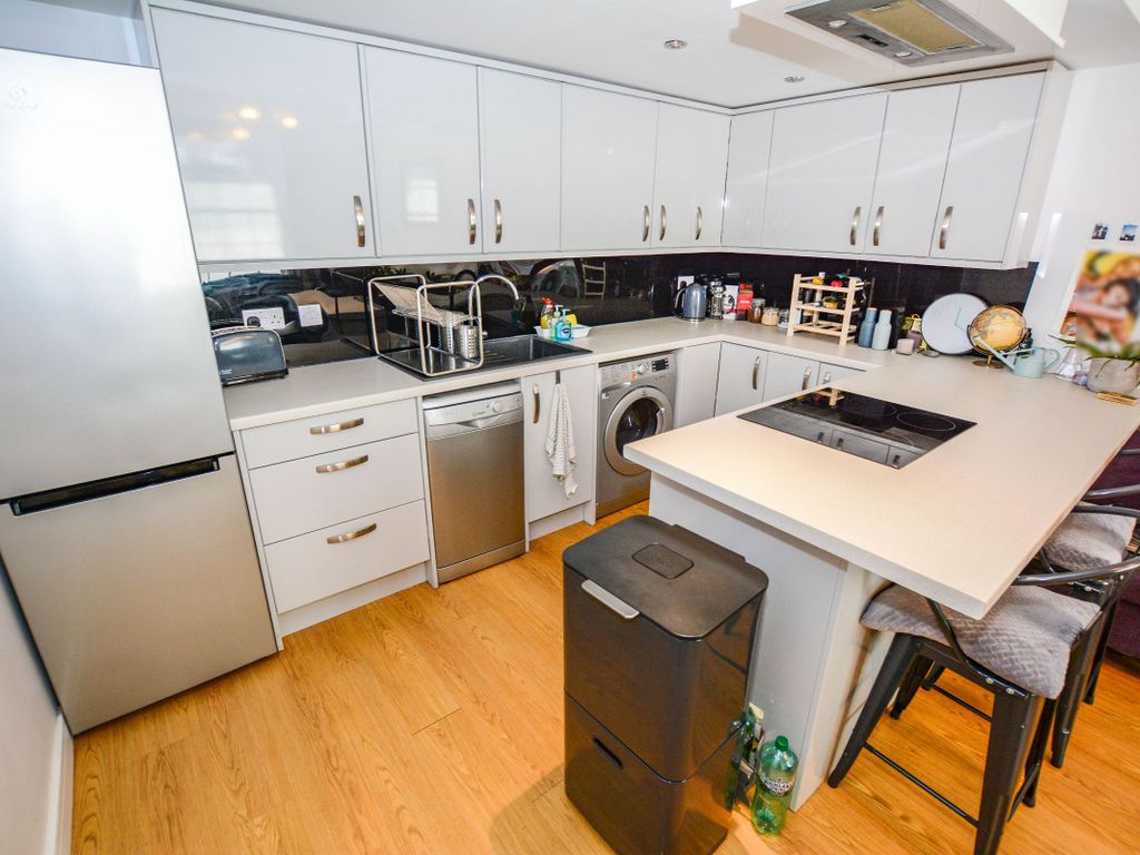 2 bed flat for sale in Norfolk Road, Brighton BN1, £350,000
