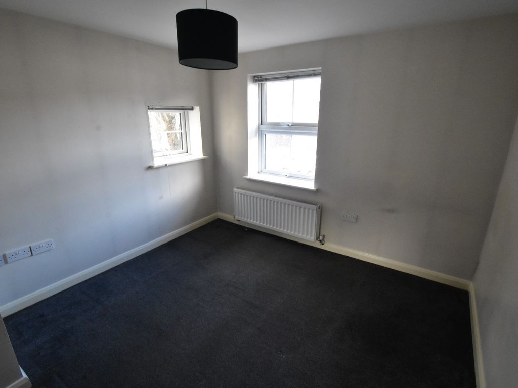 Studio to rent in High Street South, Dunstable, Bedfordshire LU6, £725 pcm