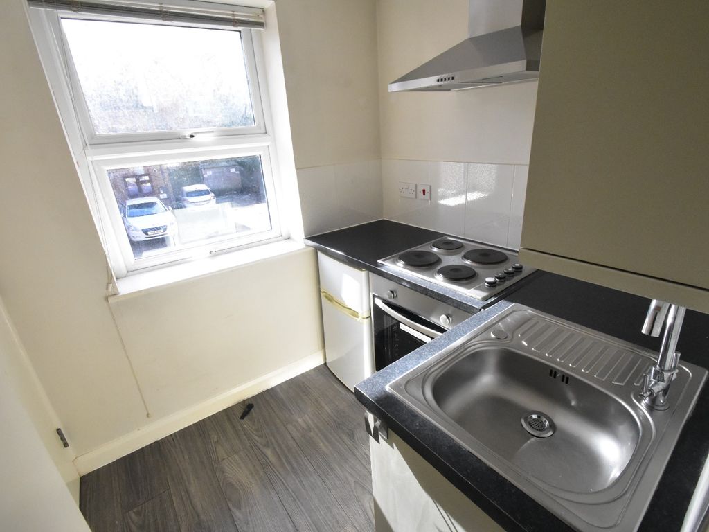 Studio to rent in High Street South, Dunstable, Bedfordshire LU6, £725 pcm