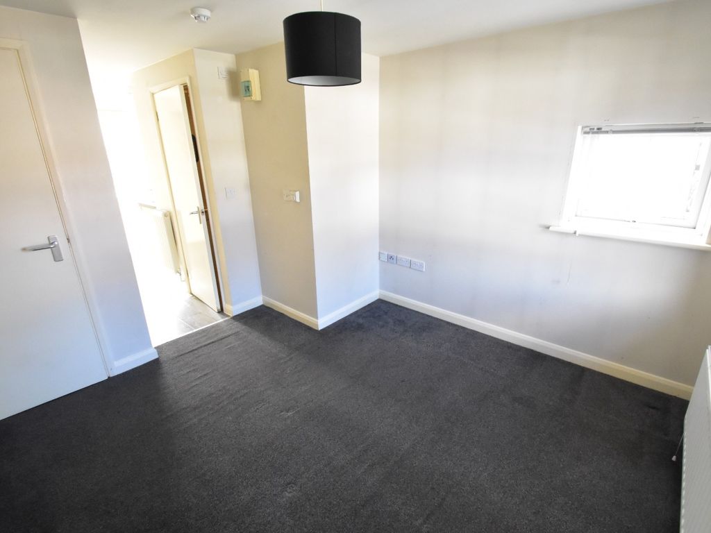 Studio to rent in High Street South, Dunstable, Bedfordshire LU6, £725 pcm