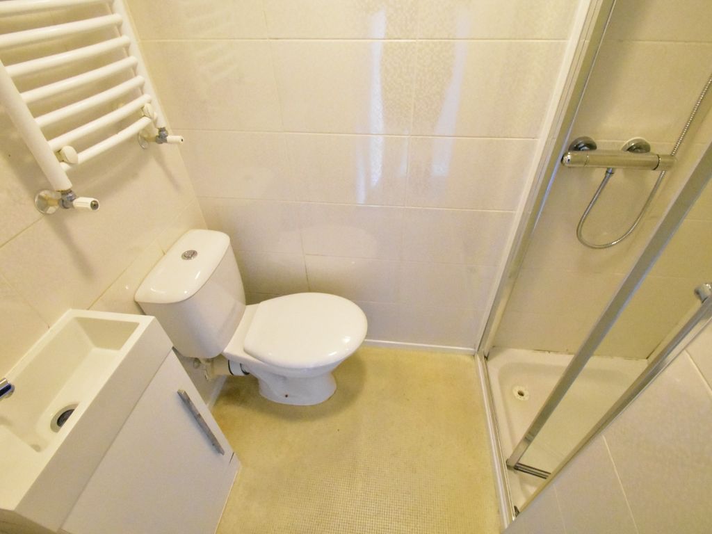 Studio to rent in High Street South, Dunstable, Bedfordshire LU6, £725 pcm