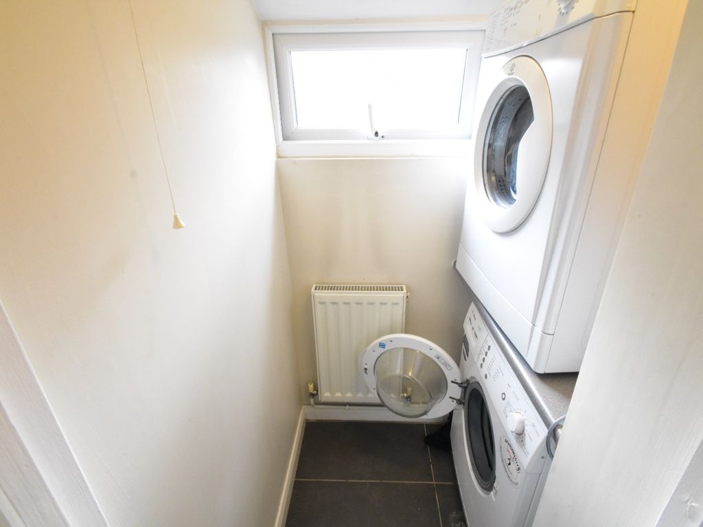 Studio to rent in High Street South, Dunstable, Bedfordshire LU6, £725 pcm