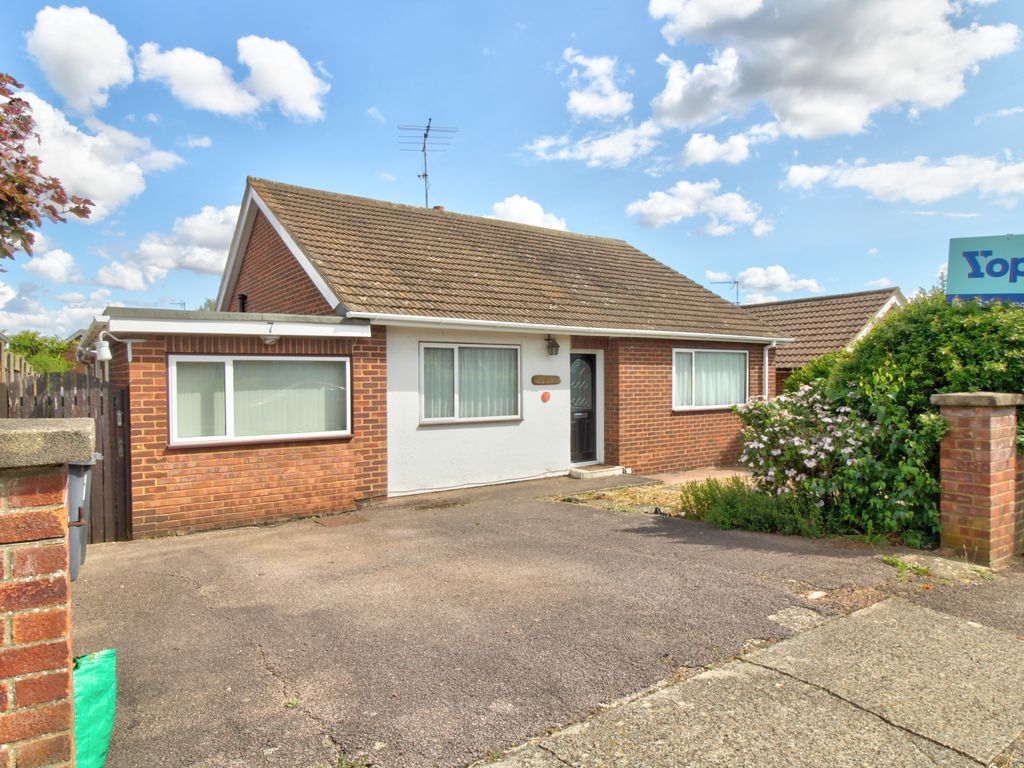 3 bed detached bungalow for sale in Fallowfield, Ampthill, Bedford MK45, £535,000