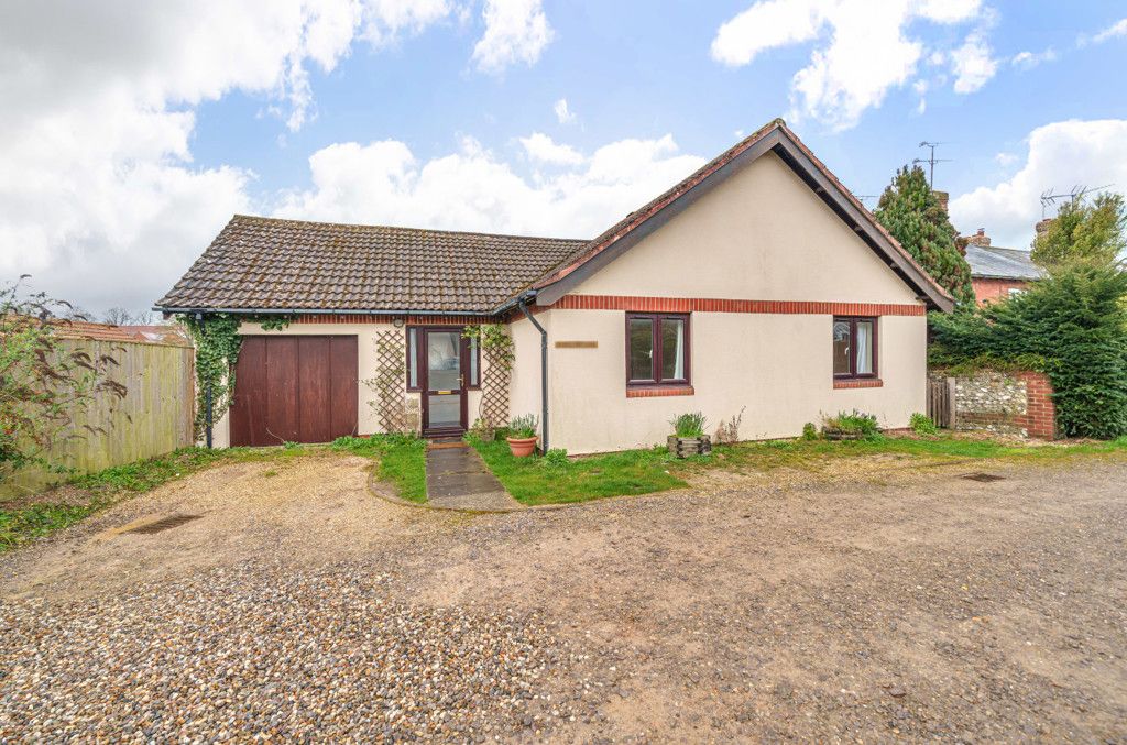 2 bed bungalow for sale in Mallard Close, Alresford, Hampshire SO24, £425,000