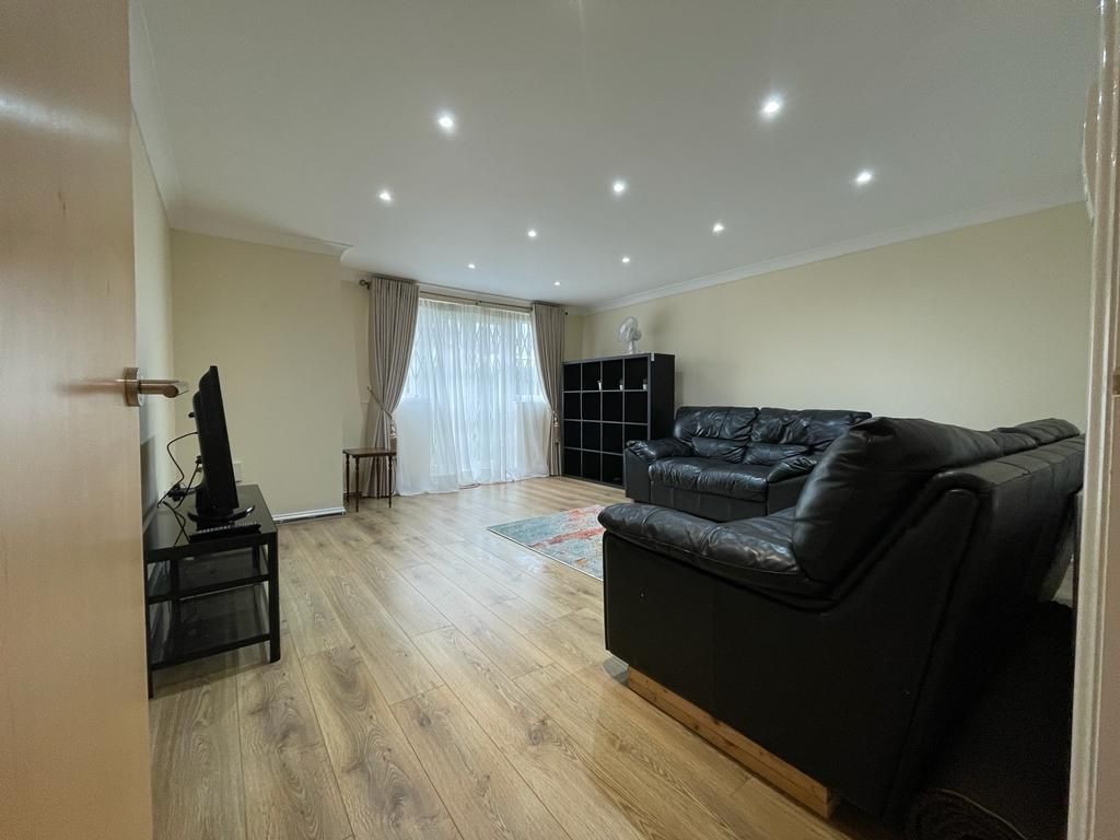 2 bed flat to rent in Madison Court, London NW4, £3,200 pcm