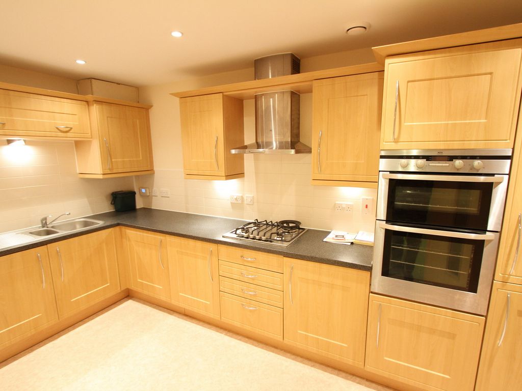 2 bed flat for sale in Dean Court Road, Oxford OX2, £399,999