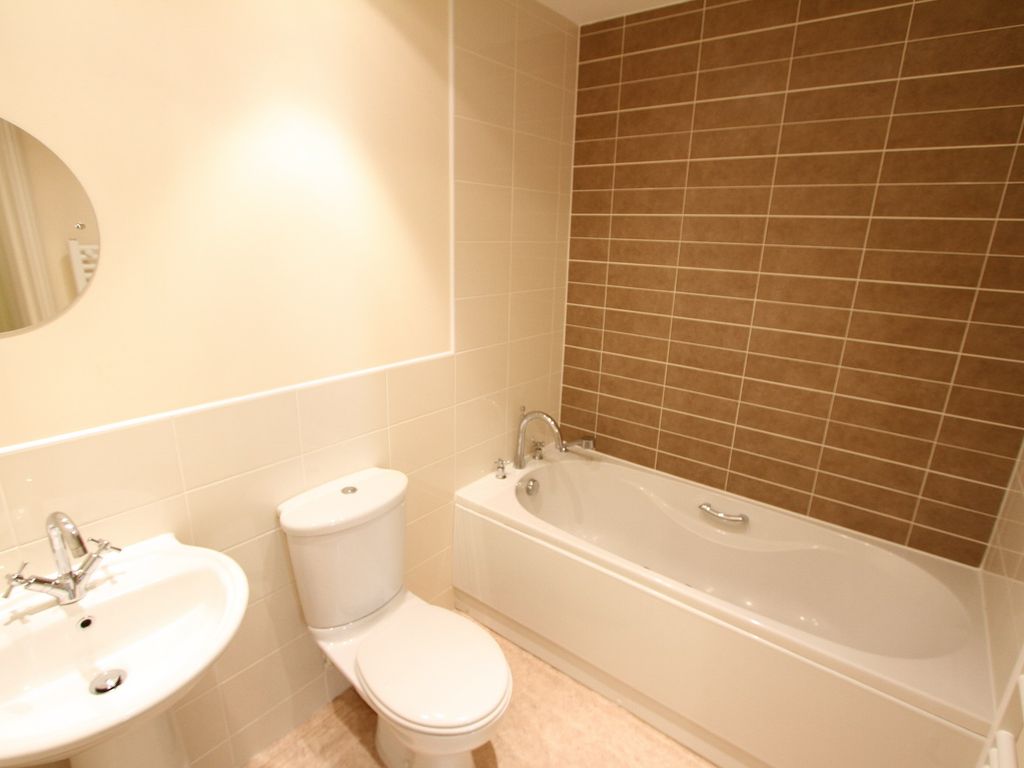 2 bed flat for sale in Dean Court Road, Oxford OX2, £399,999