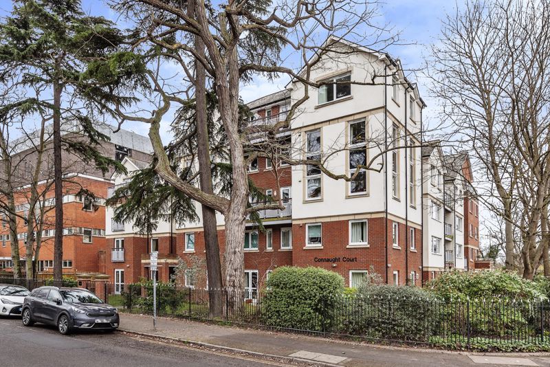 1 bed flat for sale in Connaught Court, Windsor SL4, £180,000