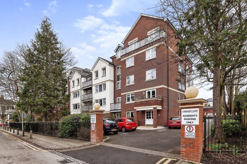 1 bed flat for sale in Connaught Court, Windsor SL4, £180,000