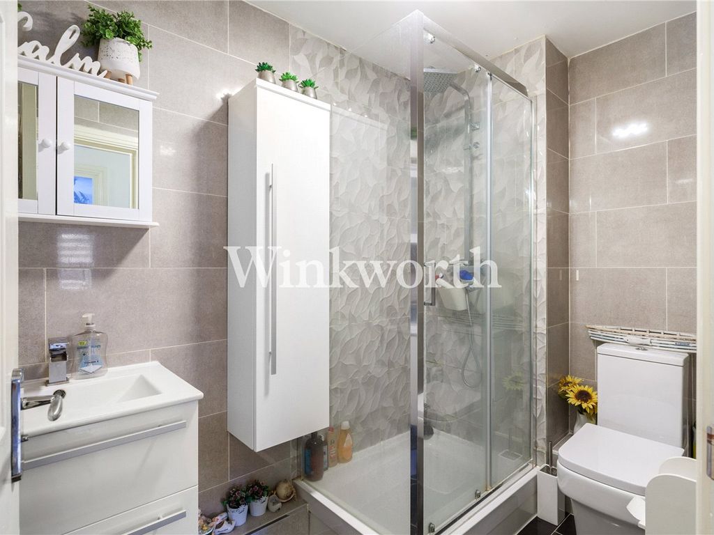 2 bed flat for sale in Green Lanes, London N4, £475,000
