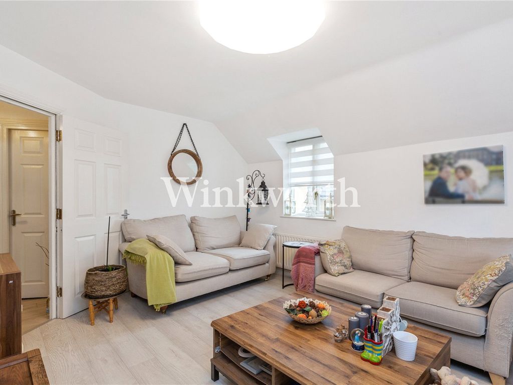 2 bed flat for sale in Green Lanes, London N4, £475,000