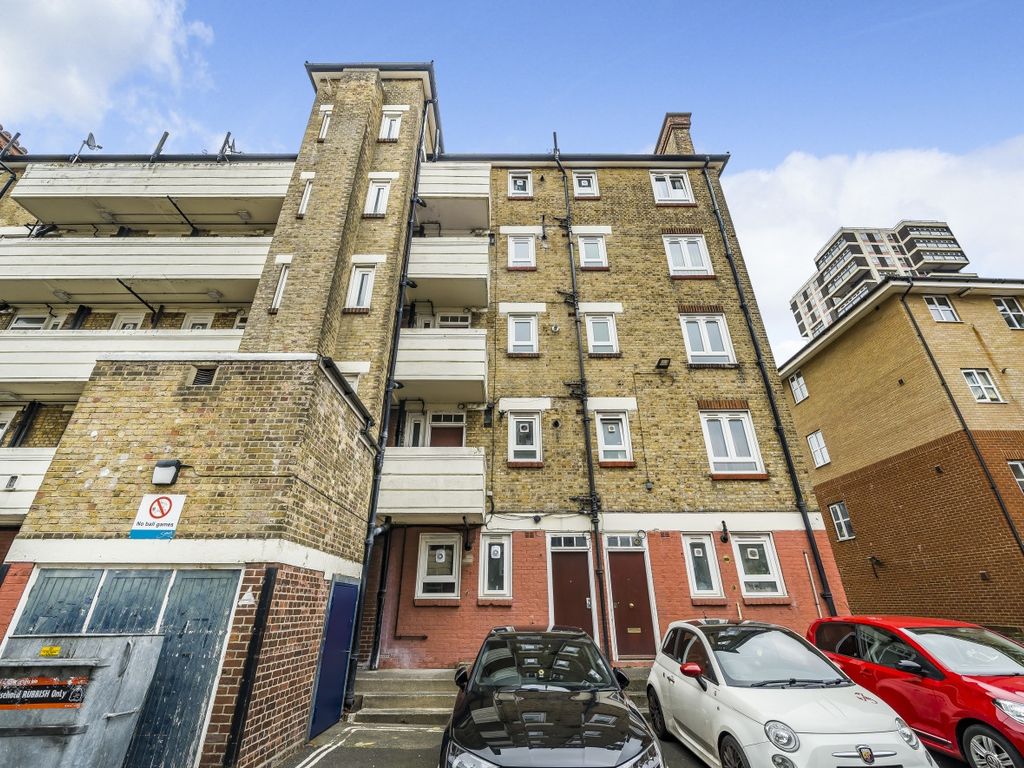 3 bed flat for sale in Wyndham Road, London SE5, £350,000