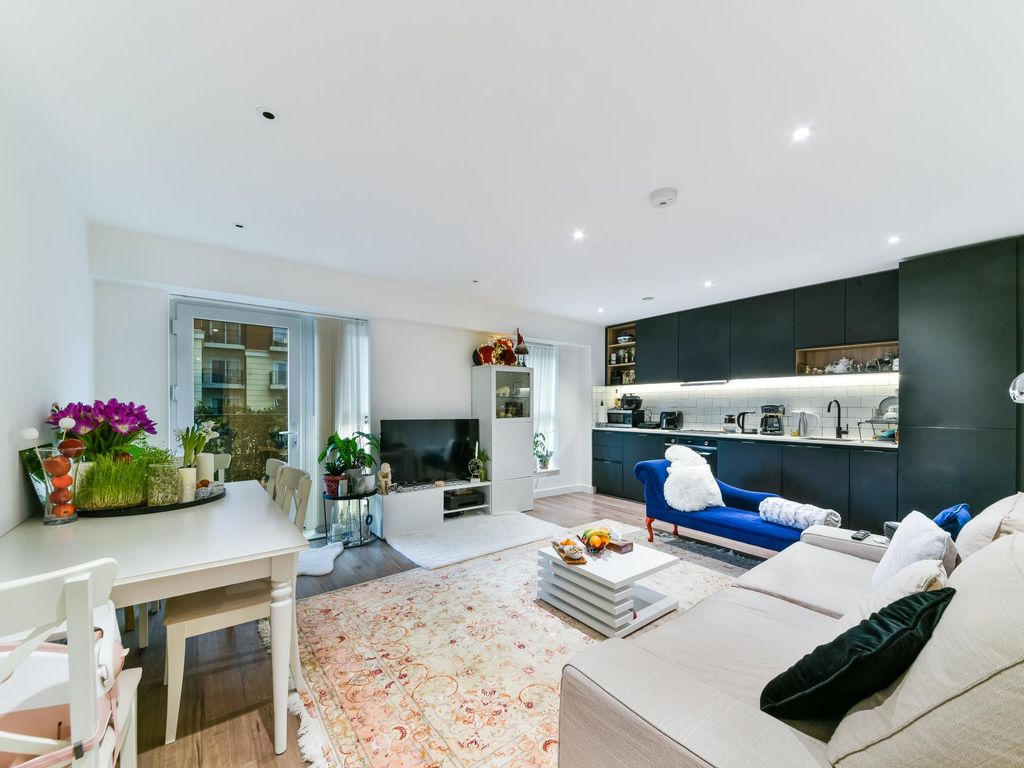 1 bed flat for sale in Fairbank House, Colindale NW9, £345,000