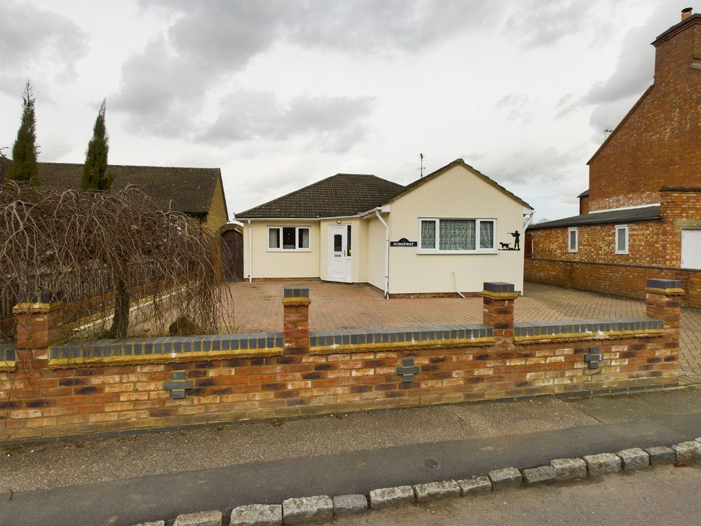 3 bed detached bungalow for sale in Upper Street, Tingewick, Buckingham, Bucks MK18, £475,000