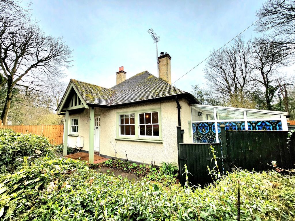2 bed bungalow to rent in Shenley Lane, London Colney, St. Albans, Hertfordshire AL2, £2,200 pcm