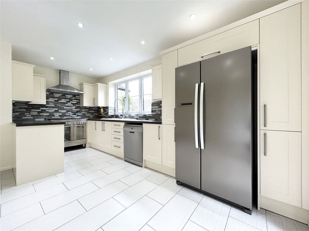 3 bed detached house to rent in Fleet Hill, Finchampstead, Wokingham, Berkshire RG40, £2,500 pcm