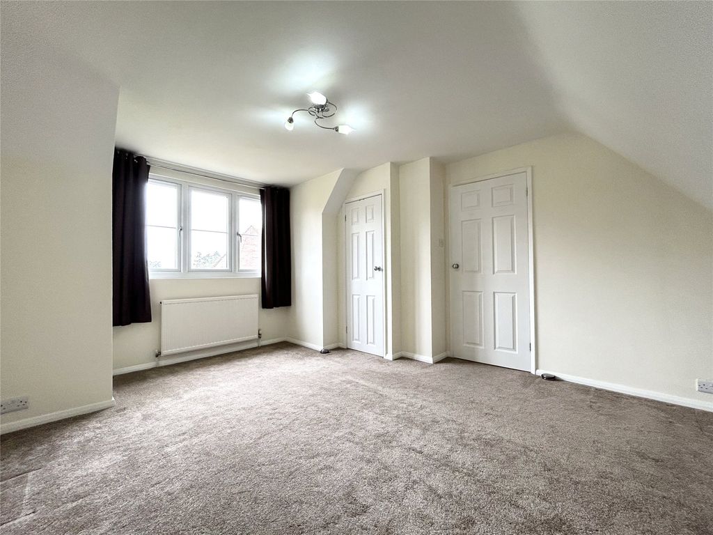 3 bed detached house to rent in Fleet Hill, Finchampstead, Wokingham, Berkshire RG40, £2,500 pcm