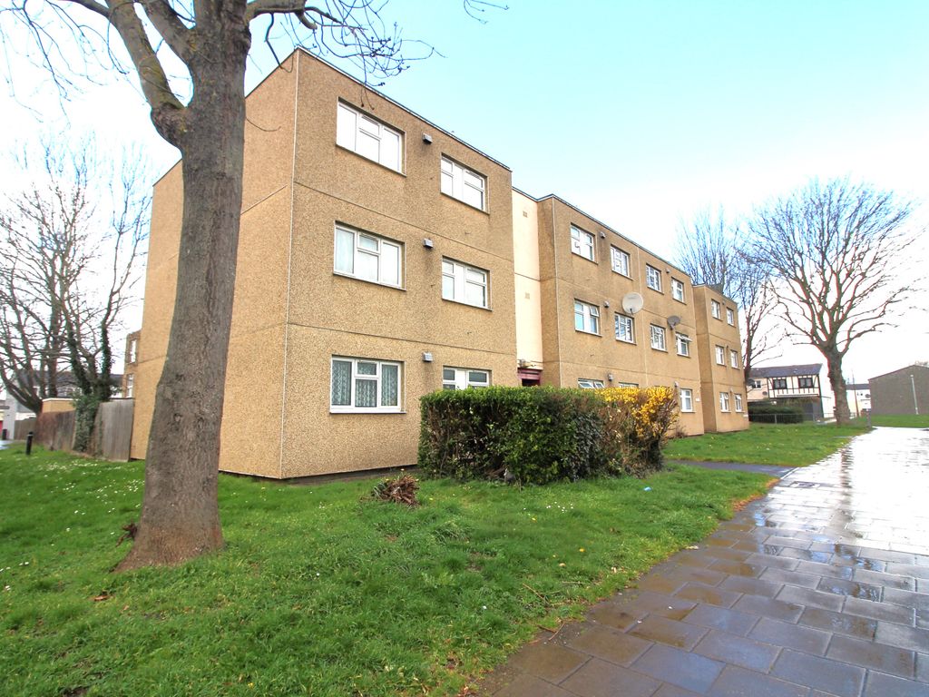 1 bed flat for sale in Viola Close, South Ockendon RM15, £150,000