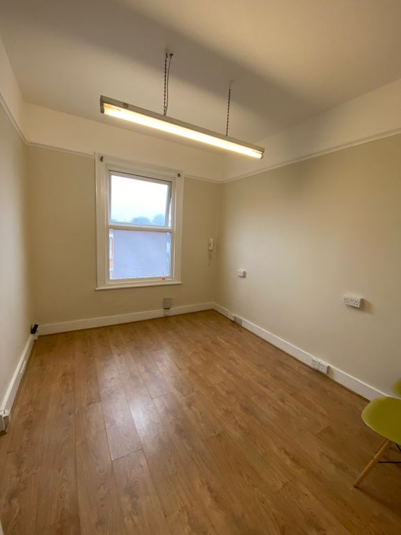 Office to let in Colney Hatch Lane, Muswell Hill N10, £5,400 pa